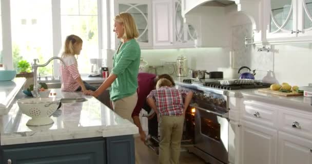Семья готовит жареную индейку — стоковое видео