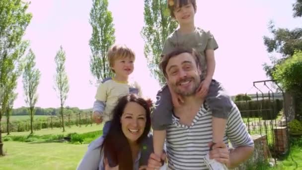 Ouders met zonen tijdens wandeling — Stockvideo