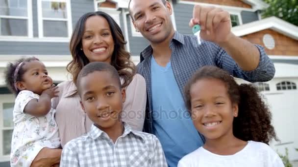 Familia con llaves para un nuevo hogar — Vídeo de stock