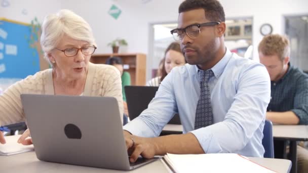 Insegnante e studente utilizzando il computer portatile — Video Stock