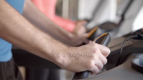 Mann drückt Tasten an laufender Maschine — Stockvideo