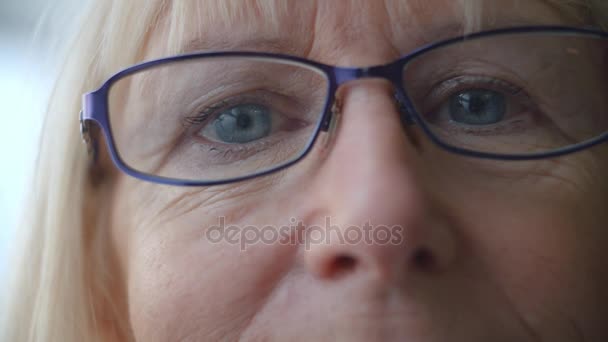 Старшая женщина моргает лицом — стоковое видео