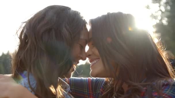 Lesbický pár objetí se otírající nosy — Stock video