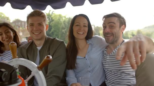 Groep vrienden genieten van de dag uit In boot — Stockvideo