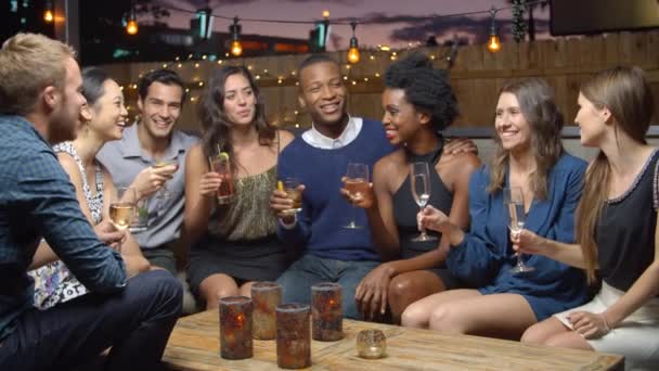 Друзья наслаждаются ночью в баре Rooftop — стоковое видео