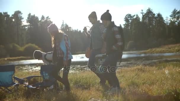 Keluarga kembali ke tenda tepi danau. — Stok Video