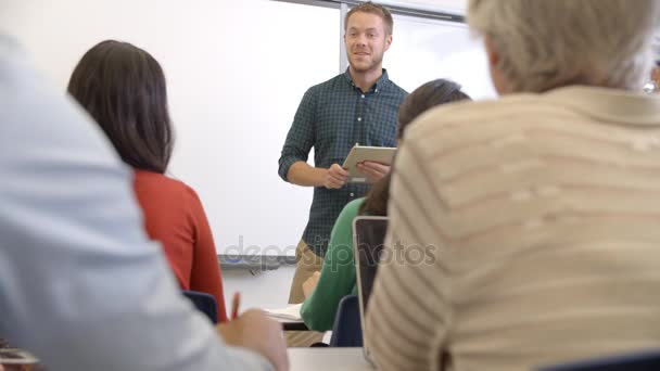 Male teacher and adult education class — Stock Video