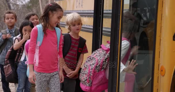 Autobús escolar para niños — Vídeo de stock