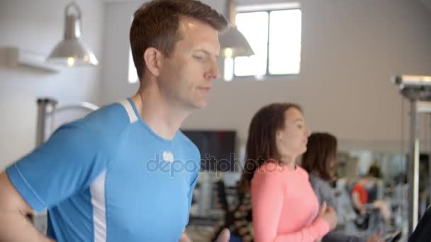 Mann und zwei junge Frauen laufen — Stockvideo