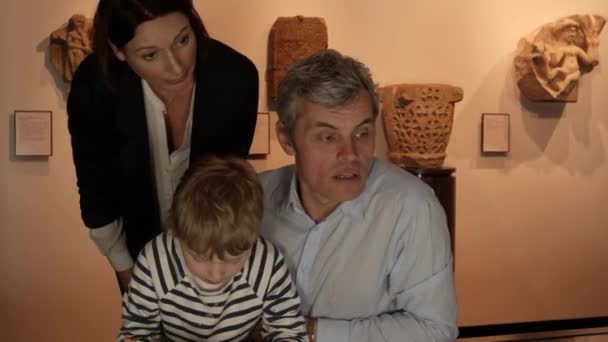 Famille en voyage au musée — Video