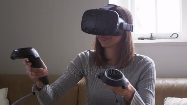 Frau trägt Virtual-Reality-Headset — Stockvideo