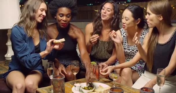 Amigos femininos no Rooftop Bar — Vídeo de Stock