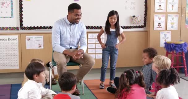 Asiatique écolière debout avec professeur — Video