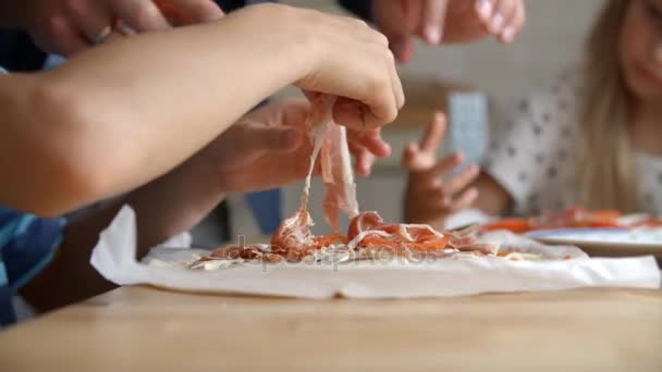 Дети дома готовят пиццу — стоковое видео