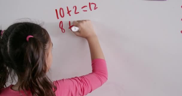 Grundschülerin macht Mathe — Stockvideo