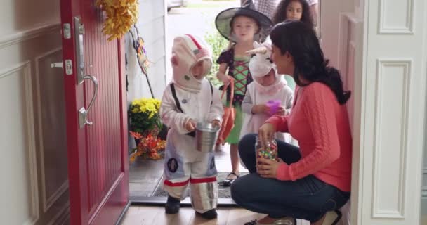 Kinderen In Halloween kostuums truc of behandelen — Stockvideo