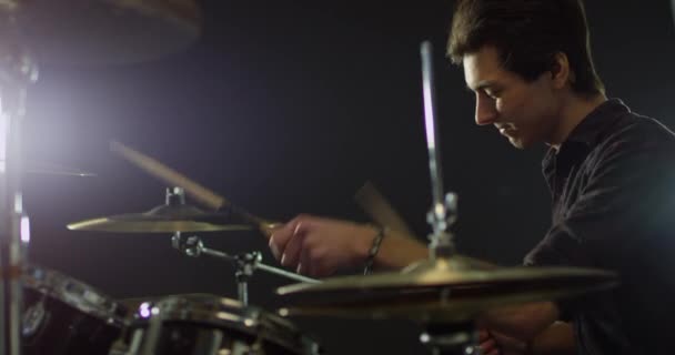 Барабанщик грає барабанний набір — стокове відео
