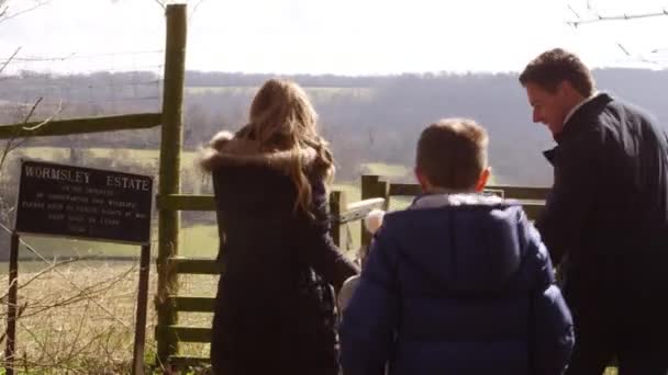 Familia con perro paseando — Vídeo de stock