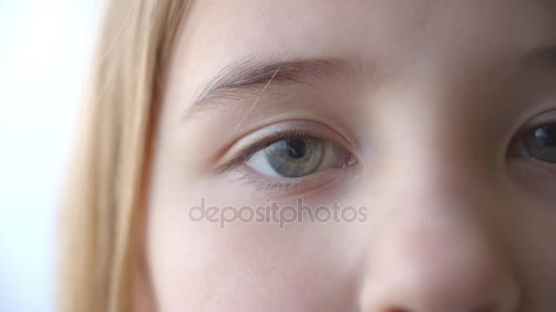 年轻女孩眼睛的特写 — 图库视频影像