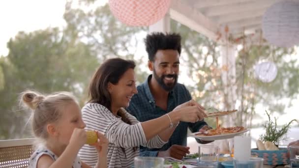 Familias disfrutando de la comida al aire libre — Vídeos de Stock