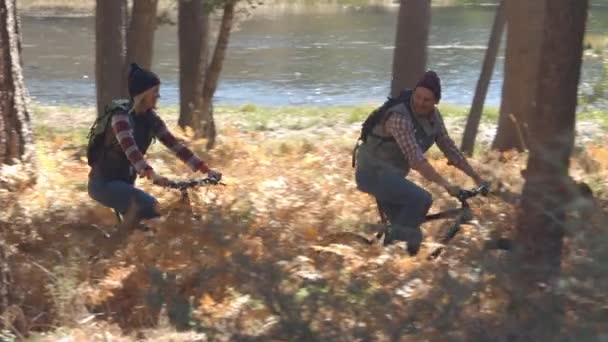 Para, jazda na rowerach górskich w lesie — Wideo stockowe