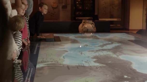 Estudiantes mirando el mapa en el museo — Vídeos de Stock