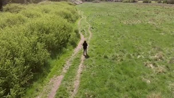 Žena chůze podél cesty — Stock video