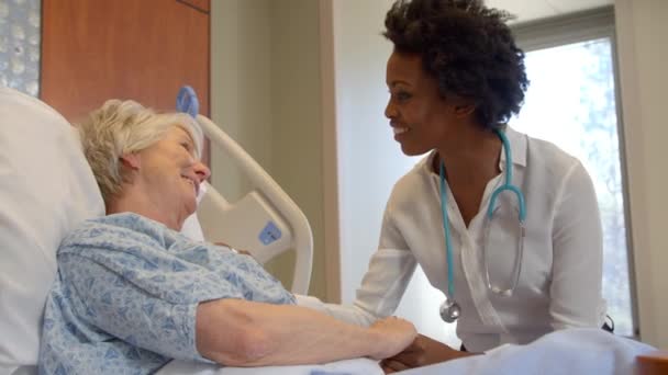 Dokter praat met Senior patiënt — Stockvideo