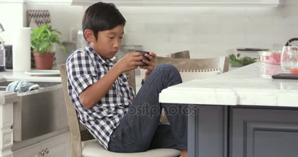 Jeune asiatique garçon jouer jeu — Video