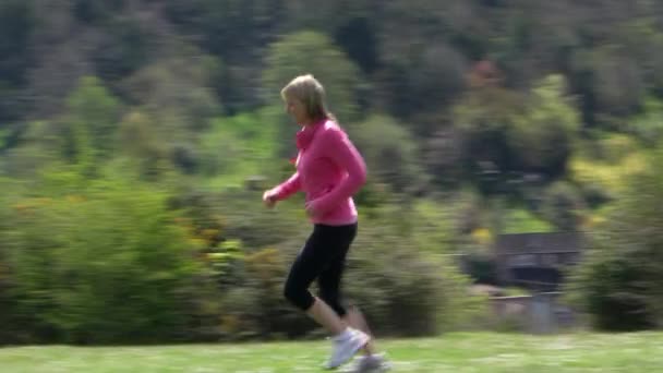 Mogen kvinna jogging — Stockvideo