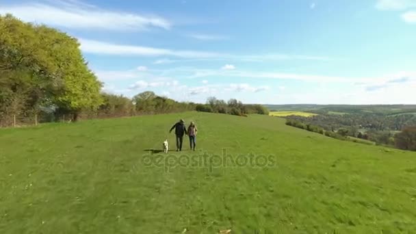 Couple d'âge mûr et chien en promenade — Video