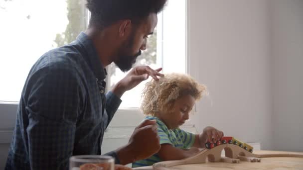 Padre e hijo jugando — Vídeos de Stock