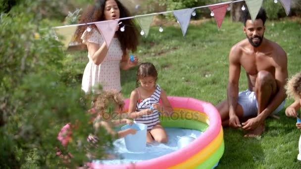 Familie plezier in tuin — Stockvideo