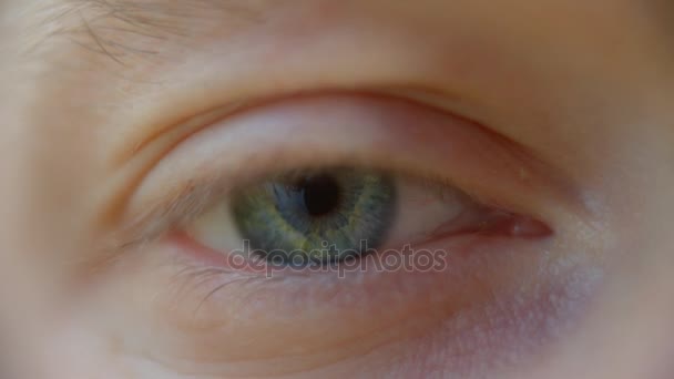 Hombre azul ojo apertura — Vídeos de Stock