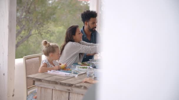 Familjer njuta utomhus måltid — Stockvideo