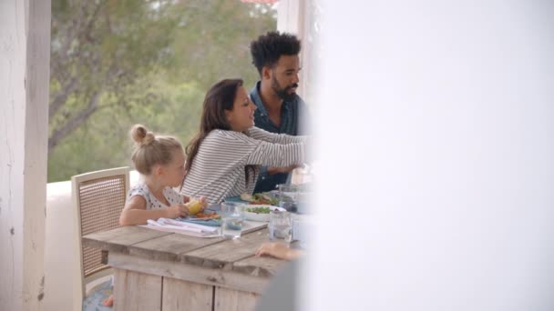 Famílias desfrutando de refeições ao ar livre — Vídeo de Stock