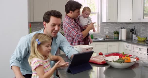 Mädchen benutzt Tablet in Küche mit Eltern — Stockvideo
