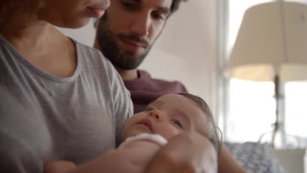 Родители обнимают малышку дочь — стоковое видео