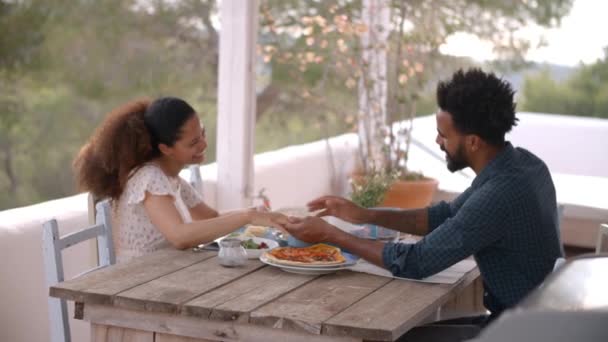 Casal desfrutando de refeição ao ar livre — Vídeo de Stock