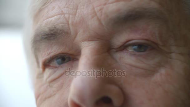 Senior man gezicht kijken camera — Stockvideo
