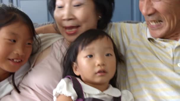 조부모와 손자의 샷 — 비디오