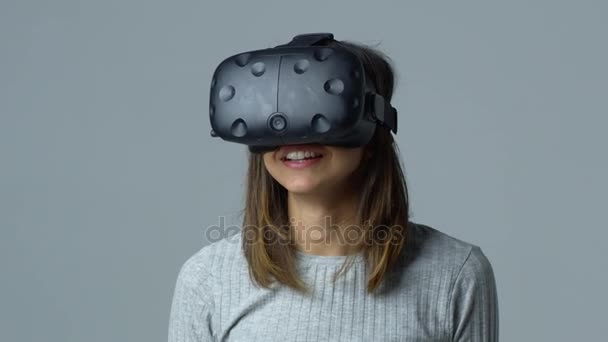 Mulher vestindo fone de ouvido realidade virtual — Vídeo de Stock