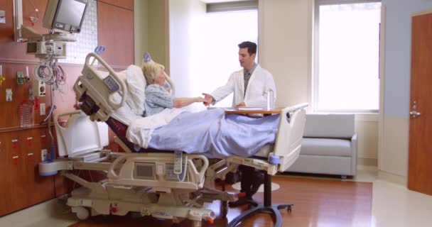 Доктор розмовляє зі старшим пацієнтом — стокове відео