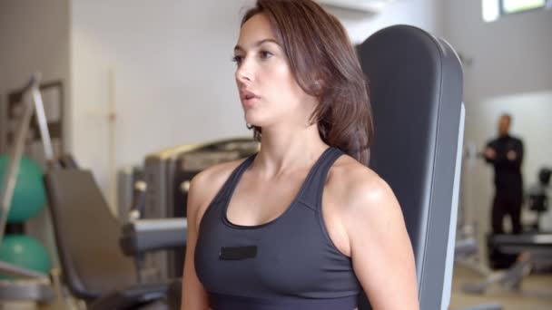 Mujer haciendo ejercicio con pesas — Vídeos de Stock