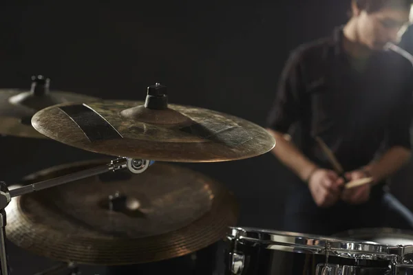 Cymbaler på trummisen trumset — Stockfoto