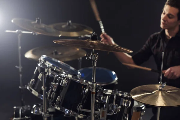 Drummer Playing Drum Kit In Studio — Stock Photo, Image