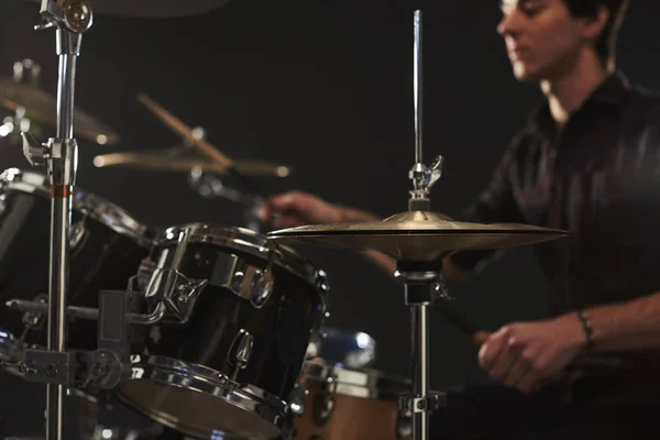 Bekkens op Drummer's Drum Kit — Stockfoto