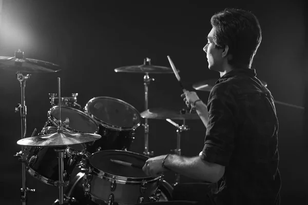 Baterista tocando el kit de batería en el estudio — Foto de Stock