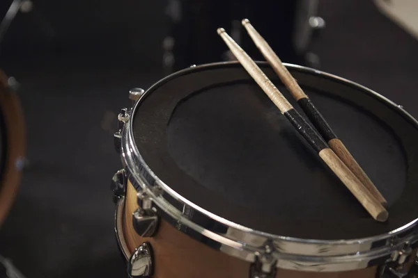 Rustend op de Snare Drum stokken — Stockfoto