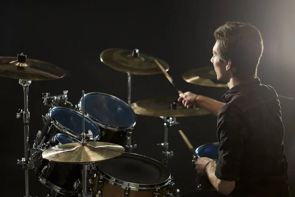 Batterista che suona il kit di batteria in studio — Foto Stock